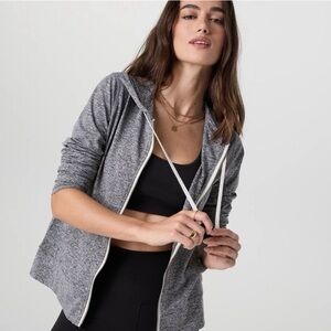 Never worn Vuori Halo Performance Hoodie 2.0 in heather gray Dreamknit 🩶